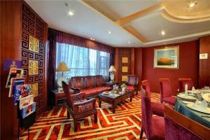 a living room with a couch and a table at Gem Flower Jinyu Sunshine Hotel in Chengdu
