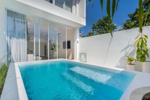 una piscina en el patio trasero de una casa en Dreamland Villas by RESIDE 3-Minute Walk to Beach, en Uluwatu