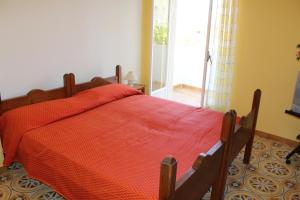 トロペアにあるAppartamenti Zarahのベッドルーム1室(赤い掛け布団付きのベッド1台付)
