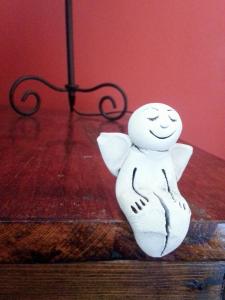 Biała lalka siedząca na stole w obiekcie The Little Angel's Place w Wilnie