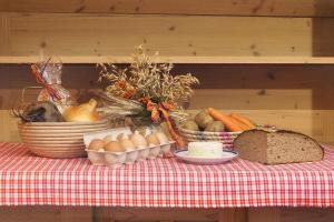 einen Tisch mit Brot und Gemüse auf dem Tisch in der Unterkunft Annas Ferienwohnung in Rappottenstein