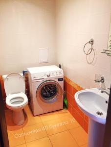 ゼリョンナヤ・ポリャナにあるBungalo na Bannomのバスルーム(洗濯機、トイレ、シンク付)