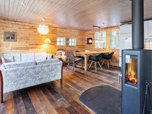 Χώρος καθιστικού στο 4 person holiday home in Oksbøl