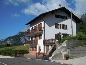 una casa bianca con balconi su una montagna di Appartamenti Rosenberger a Molveno