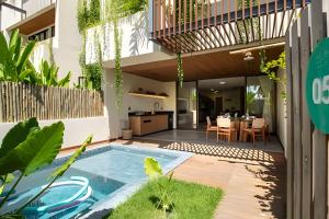 einem externen Blick auf ein Haus mit einem Pool in der Unterkunft Casa Karoá, a Beira-Mar na Rota dos Milagres, Praia de Marceneiro in Barra do Camaragibe