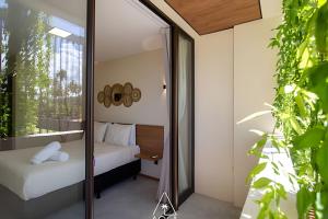 ein Schlafzimmer mit einem Spiegel und einem Bett in einem Zimmer in der Unterkunft Casa Karoá, a Beira-Mar na Rota dos Milagres, Praia de Marceneiro in Barra do Camaragibe + 88 Fotos