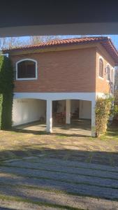 a large house with a large garage at Casa com piscina para até 6 pessoas com duas camas de casal e sofá-cama casal in Serra Negra +15 photos