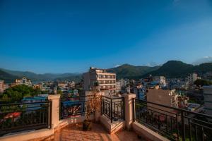 een uitzicht op een stad vanaf een balkon bij Hotel Romantica in Pokhara