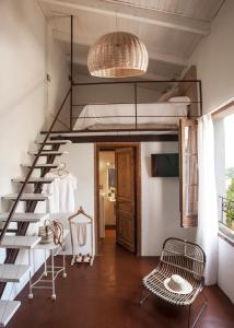 Habitación con cama elevada y escalera. en Hotel Hanoi, en Begur