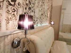 カターニアにあるLa Dimora Del Marcheseの部屋のソファの横に位置するランプ
