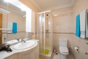 Et badeværelse på Porto RiverSea Quay Apartment + 11 billeder