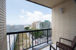 een balkon met uitzicht op een stadsstraat bij Porto RiverSea Quay Apartment in Matosinhos