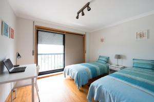 En eller flere senge i et værelse på Porto RiverSea Quay Apartment