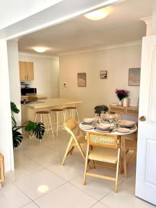 Kuchyň nebo kuchyňský kout v ubytování Bondi Ocean Views, Parking, 1 min to Beach