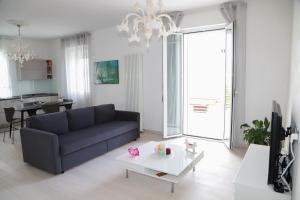 a living room with a blue couch and a table at Casa cela in Osimo