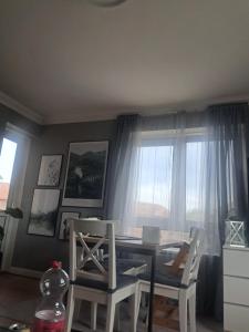 Un comedor con una mesa y dos sillas. en Family oriented, en Glostrup