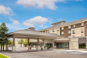 una representación de la parte delantera de un hotel con aparcamiento en Doubletree By Hilton Owatonna, en Owatonna
