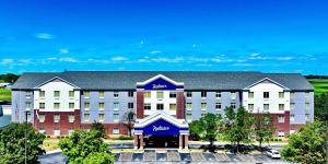 Una representación de un hotel con un edificio. en Radisson Hotel Fairview Heights - St Louis, en Fairview Heights