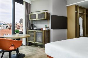 Η κουζίνα ή μικρή κουζίνα στο The George At Columbia Harlem, Tapestry Collection By Hilton