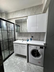 una cocina con lavadora y fregadero en New villa in Karaburun Mordoğan Km2, en Karaburun