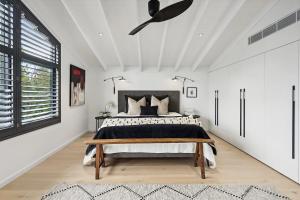 Postel nebo postele na pokoji v ubytování Manly moments - Curated comfort x beachside living - WOOD2