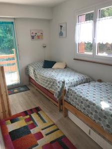 una piccola camera con 2 letti e un tappeto di Derborence centre 3 pièces 75 m2 piscine balcons a Nendaz