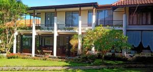 une grande maison avec un jardin devant dans l'établissement La Oma, à Bandung