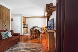 a living room with a couch and a table at Appartamento Zepp in Bormio