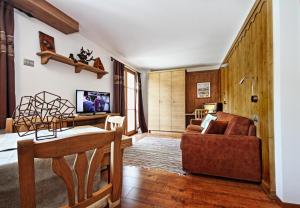 - un salon avec un canapé et une table dans l'établissement Appartamento Zepp, à Bormio