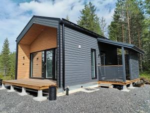 a tiny house on a trailer with a porch at New cabin in Iso-syöte. Luokki 2 in Syöte