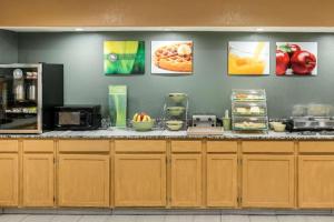 Η κουζίνα ή μικρή κουζίνα στο Quality Inn