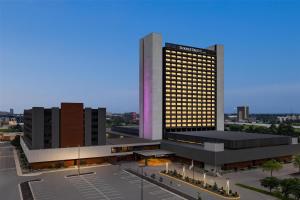 un rendimiento de un edificio con luces encendidas en DoubleTree by Hilton Bloomington Minneapolis South, en Bloomington