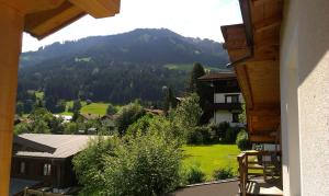 ヴェステンドルフにあるAppartement Mariaの家のバルコニーから山の景色を望む