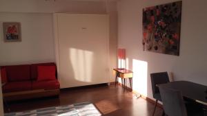 salon z czerwoną kanapą i stołem w obiekcie Climate of the 60's w Krakowie