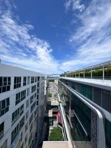 Blick auf eine Stadtstraße von einem Gebäude in der Unterkunft reStary room 2 in Kota Kinabalu + 3 Fotos