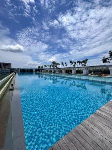 ein großes Schwimmbad auf einem Gebäude in der Unterkunft reStary room 2 in Kota Kinabalu