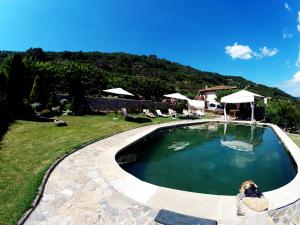 una piscina en el patio de una casa en Casa Rural El Regajo Valle del Jerte, en El Torno