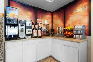un café avec un comptoir et un distributeur de boissons dans l'établissement Ramada by Wyndham SeaTac Airport North, à Allentown