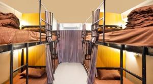 Postel nebo postele na pokoji v ubytování OYO 723 Lamphun Hostel