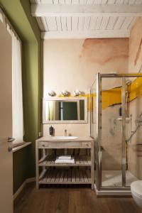 un baño con lavabo y ducha en Locanda Cece e Simo, en Bérgamo