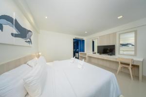 Un televizor și/sau centru de divertisment la Blue Tara Hotel Krabi Ao Nang