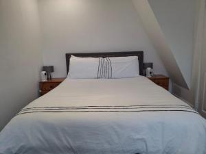 Katil atau katil-katil dalam bilik di Cosy 2-Bed House in Manchester