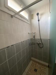 a bathroom with a shower with a shower head at Appartement 2 chambres 5 pièces paisible in Villefranche-sur-Saône