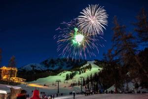 - un feu d'artifice dans une station de ski la nuit dans l'établissement Résidence Gentianes - Duplex sur les pistes départ télésiège des escondus MAE-9721, à Vars