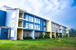 un edificio de apartamentos azul y amarillo en Happy Valley Hotel and Casino, en Ezulwini