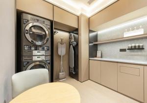 a laundry room with a washer and dryer at Ji Hotel Beijing qianmeng dian 全季北京前门地铁站酒店 in Beijing