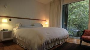 Postel nebo postele na pokoji v ubytování Hotel Casa Zapallar