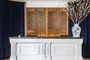 un jarrón blanco sentado en una mesa con un jarrón en Hotel Midmost by Majestic Hotel Group, en Barcelona