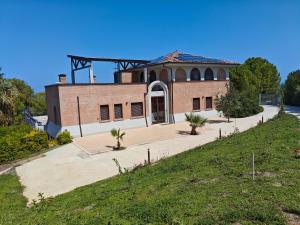 Un antiguo edificio de ladrillo con una puerta grande en una colina. en VSG Terrace, en Termoli