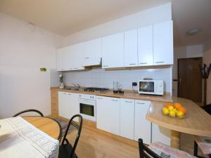 Η κουζίνα ή μικρή κουζίνα στο Apartment in Predazzo near Dolomiti Superski